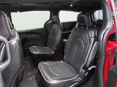 Used 2025 Chrysler Pacifica Limited FWD image 25