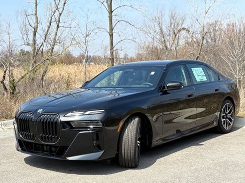 Used 2025 BMW 760i xDrive image 3