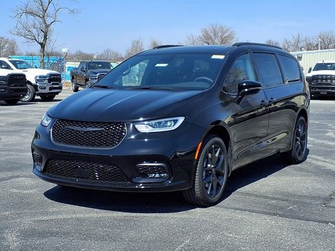 New 2026 Chrysler Pacifica Limited AWD/4WD image 2