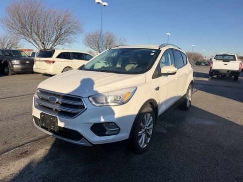 Used 2017 Ford Escape Titanium image 2