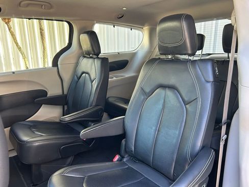 Used 2022 Chrysler Pacifica Touring-L image 59