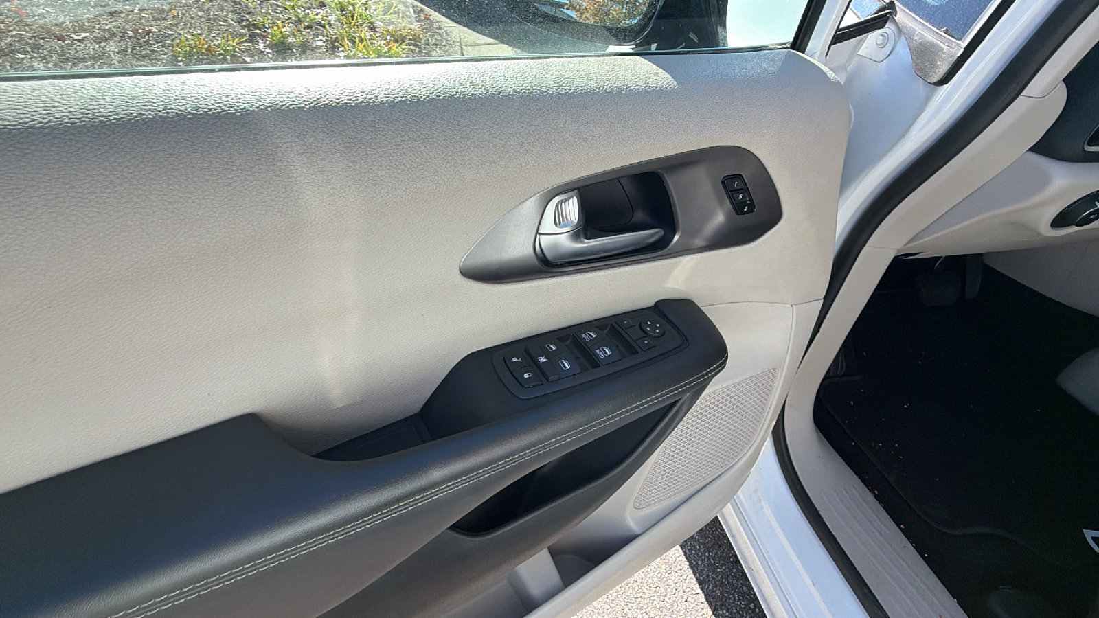 Used 2024 Chrysler Pacifica Touring-L FWD image 15