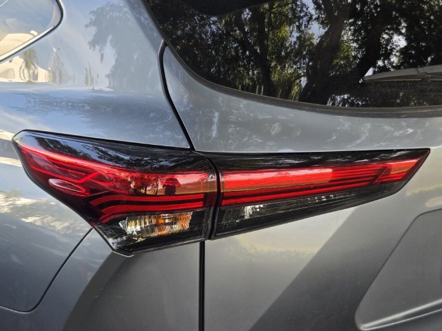 Used 2022 Toyota Highlander XLE FWD image 8
