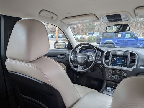 Used 2018 Chrysler 300 Limited image 25