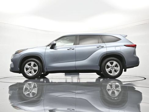 Used 2023 Toyota Highlander LE AWD/4WD image 43
