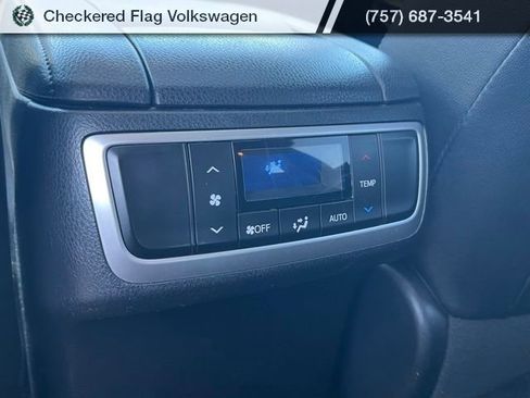Used 2019 Toyota Highlander XLE AWD/4WD image 28