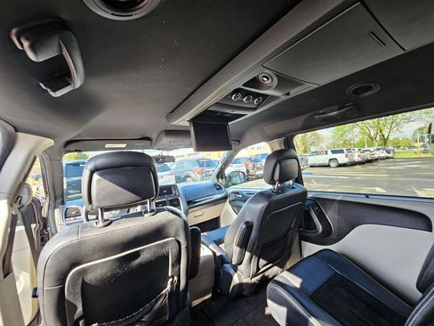 Used 2017 Dodge Grand Caravan SXT w/ Driver Convenience Group image 25