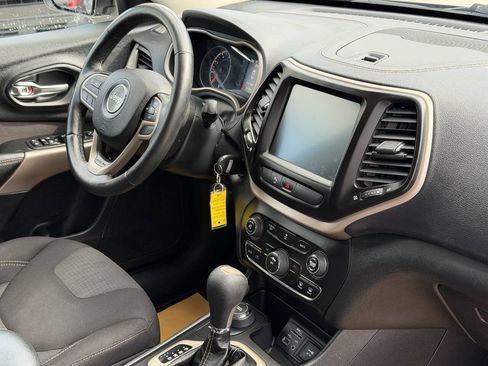 Used 2017 Jeep Cherokee Latitude w/ Safety/Convenience Group AWD/4WD image 8