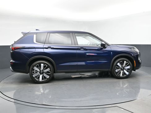New 2025 Mitsubishi Outlander SE image 3
