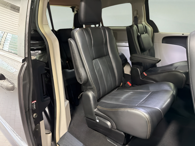Used 2015 Chrysler Town & Country Touring FWD image 26