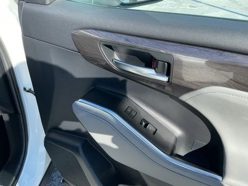 Used 2021 Toyota Highlander Limited image 24