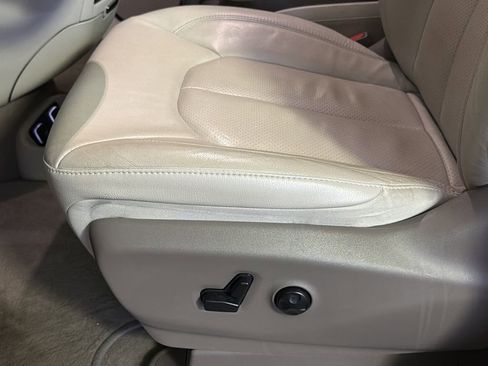 Used 2020 Chrysler Pacifica Touring-L image 15