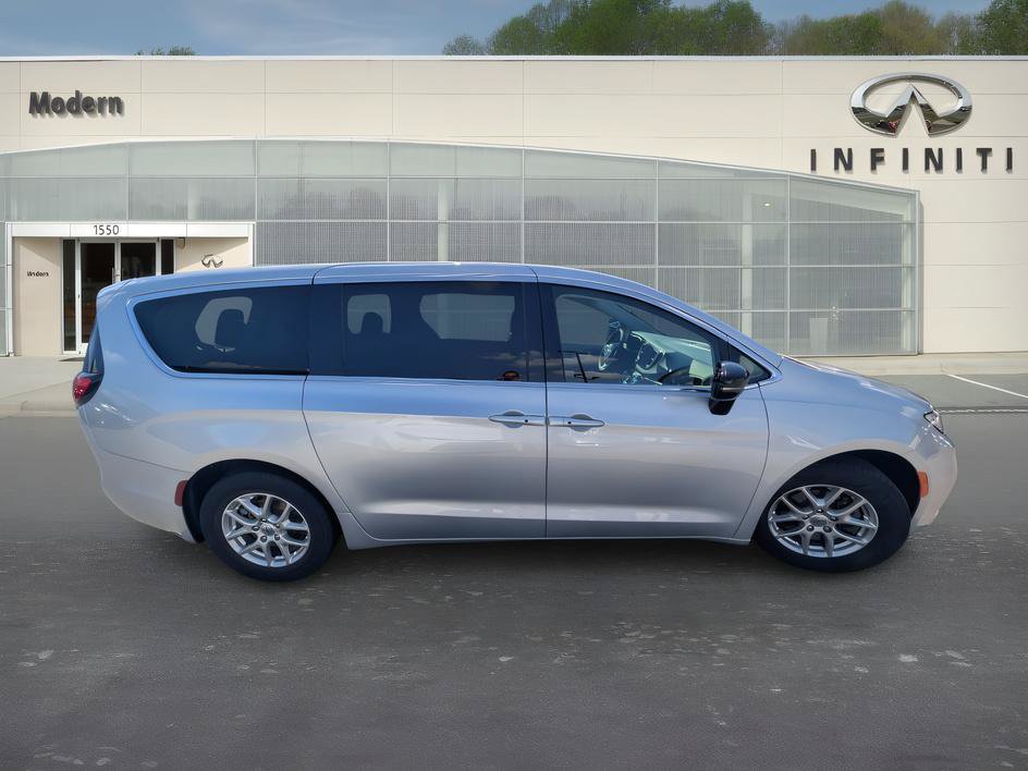 Used 2024 Chrysler Pacifica Touring-L FWD image 3