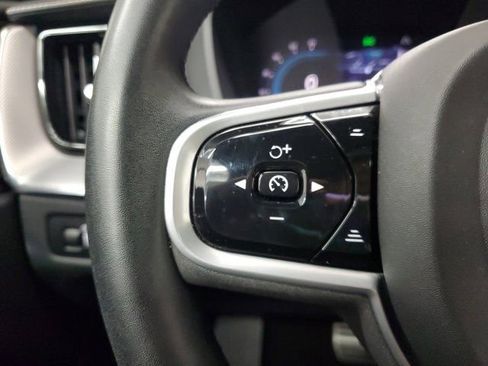 Used 2022 Volvo XC60 B6 R-Design image 20
