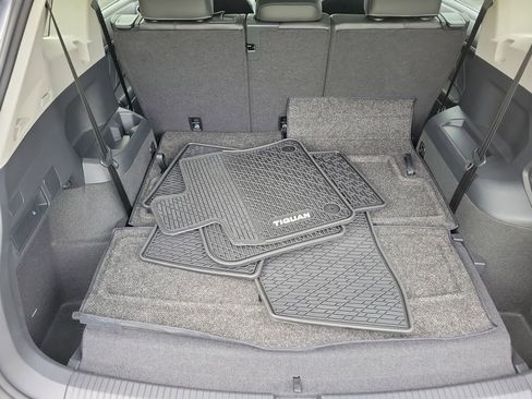 Used 2024 Volkswagen Tiguan SE w/ Panoramic Sunroof Package FWD image 7