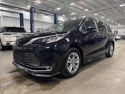 Used 2024 Toyota Sienna Limited image 5
