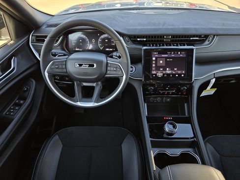 New 2025 Jeep Grand Cherokee Altitude image 17