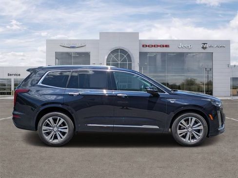 Used 2022 Cadillac XT6 Premium Luxury AWD/4WD image 2