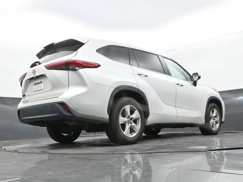Used 2022 Toyota Highlander L FWD image 11