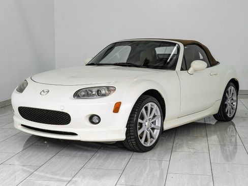 Used 2008 MAZDA MX-5 Miata Grand Touring w/ Premium Pkg RWD image 4