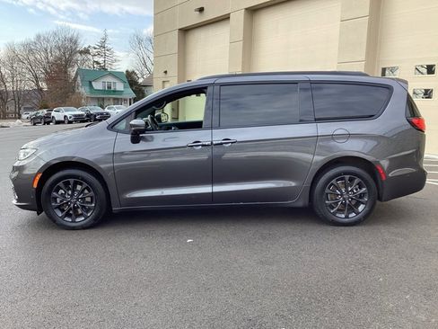 Used 2021 Chrysler Pacifica Touring-L w/ Uconnect Theater Family Group image 4