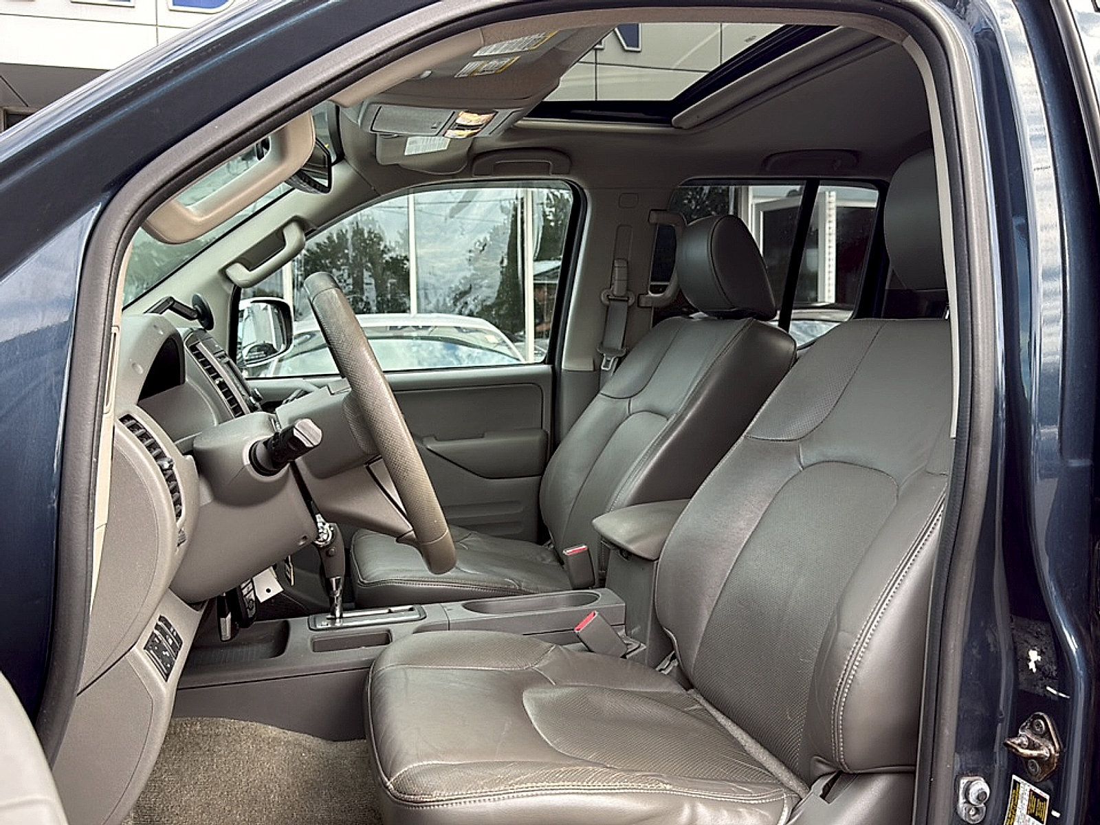 Used 2015 Nissan Frontier SL w/ Moonroof Package AWD/4WD image 6