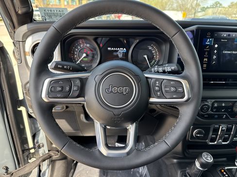 Used 2025 Jeep Wrangler Unlimited Sahara w/ Safety Group AWD/4WD image 17