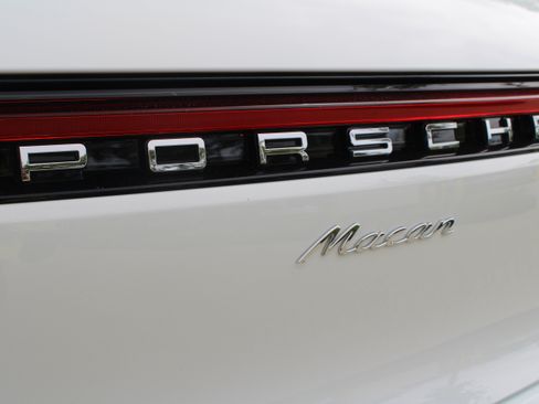 Certified 2025 Porsche Macan image 15