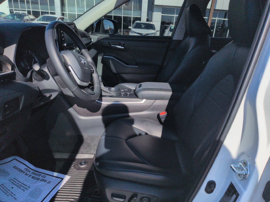 Used 2022 Toyota Highlander XLE AWD/4WD image 9