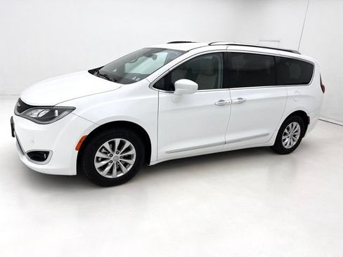 Used 2018 Chrysler Pacifica Touring-L w/ Premium Audio Group FWD image 5