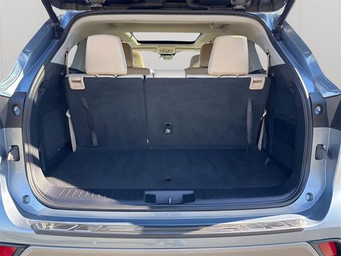 Used 2021 Toyota Highlander Platinum image 18