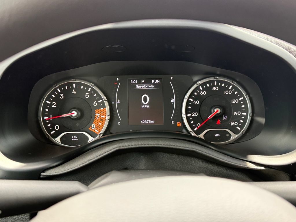 Used 2023 Jeep Renegade Latitude AWD/4WD image 30