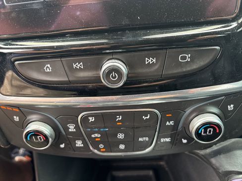 Used 2019 Chevrolet Traverse Premier w/ Driver Confidence II Package FWD image 12