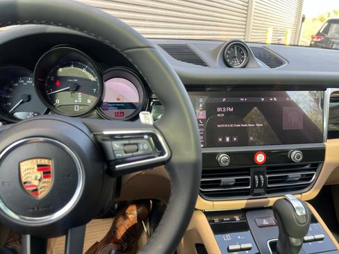 Certified 2025 Porsche Macan image 19