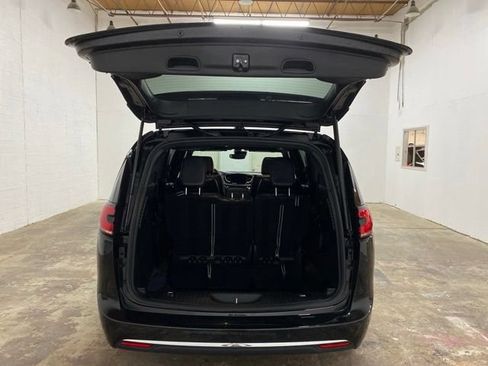 Used 2025 Chrysler Pacifica Select FWD image 9