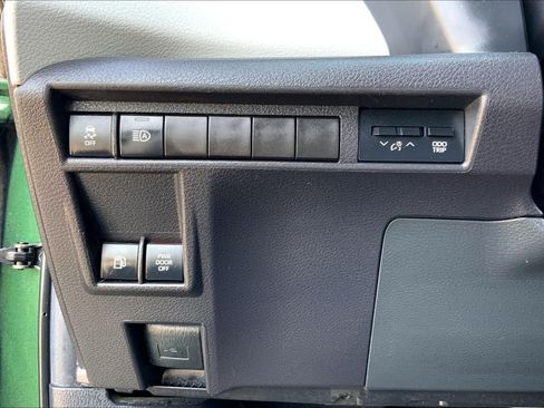 Used 2025 Toyota Sienna LE FWD image 33