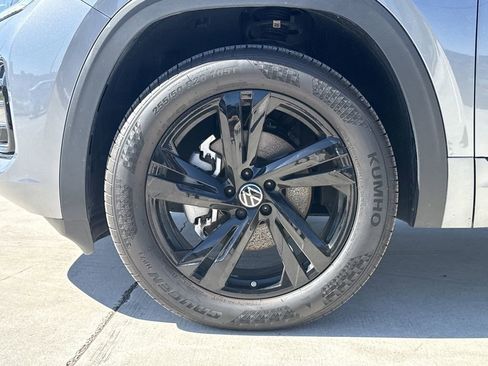 Used 2025 Volkswagen Atlas Cross Sport SEL R-Line image 9