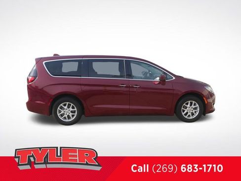 Used 2020 Chrysler Pacifica Touring w/ Cold Weather Group FWD image 9