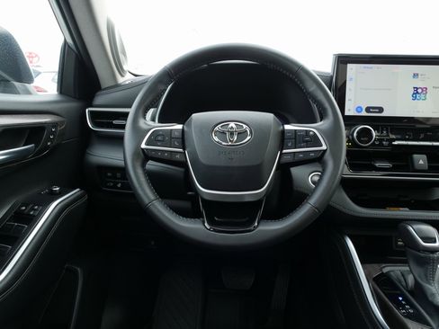 Used 2024 Toyota Highlander Platinum image 40