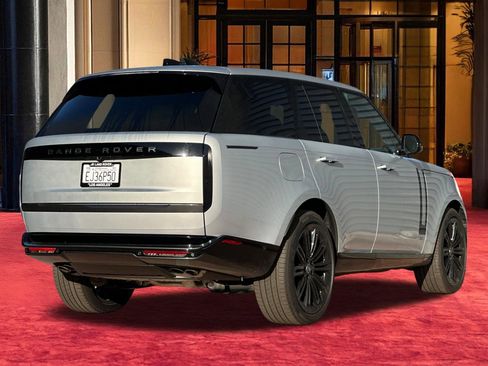 Used 2025 Land Rover Range Rover SE image 10