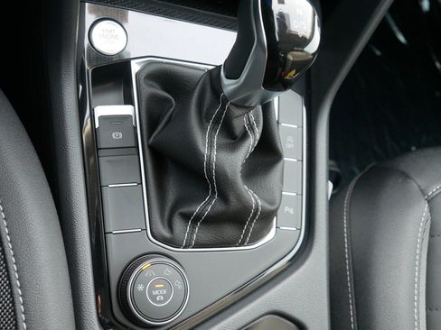 New 2026 Volkswagen Taos SE image 11