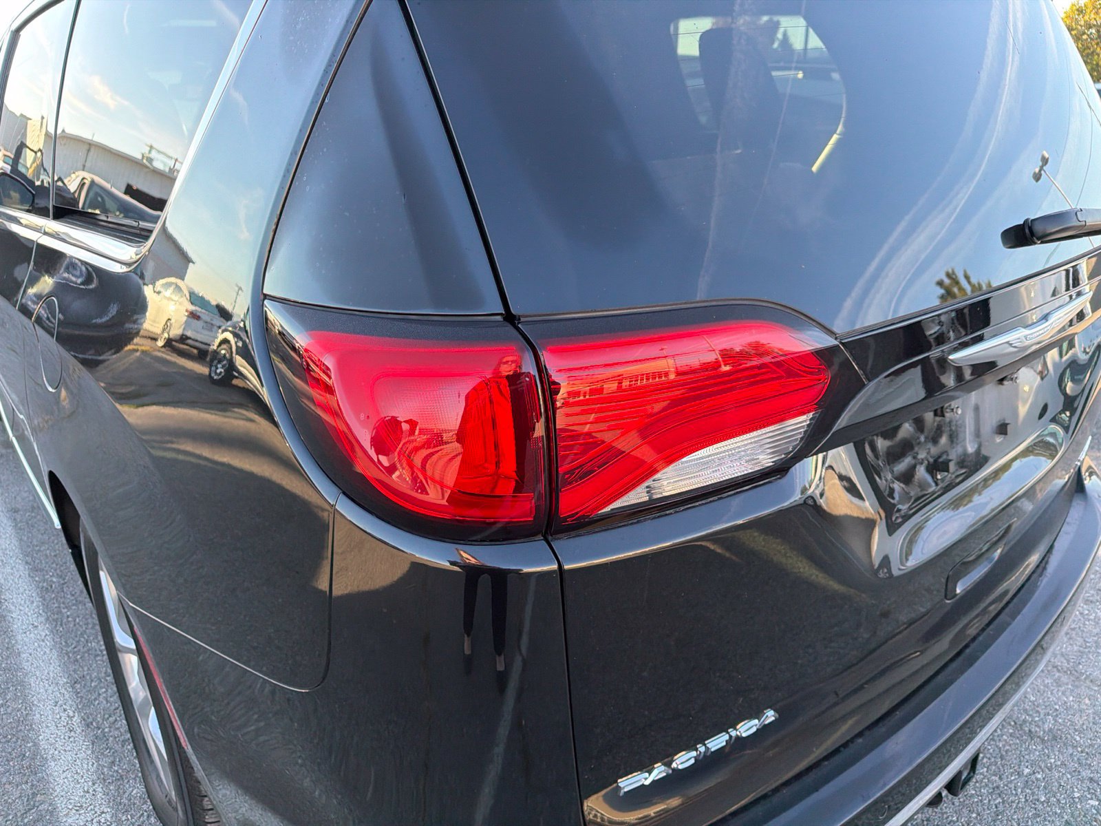 Used 2017 Chrysler Pacifica Limited w/ UConnect Theater Package FWD image 8