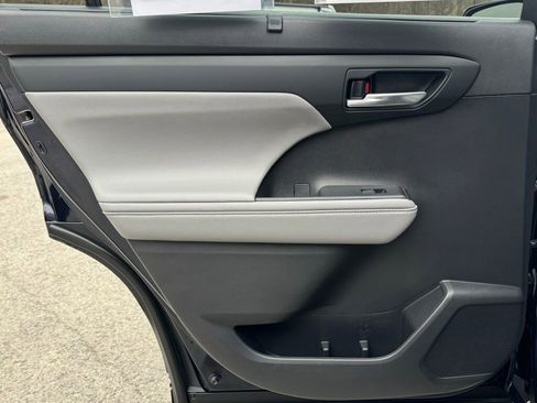 Used 2022 Toyota Highlander XLE image 16