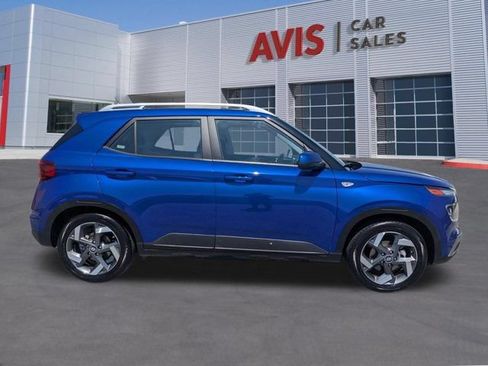 Used 2025 Hyundai Venue SEL FWD image 2