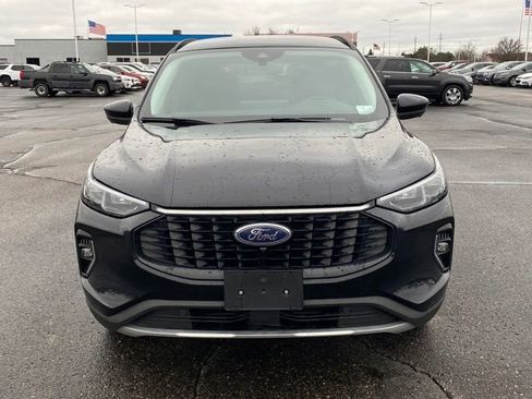 Used 2023 Ford Escape Platinum image 2