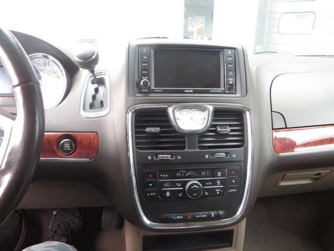 Used 2015 Chrysler Town & Country Touring w/ Driver Convenience Group image 46