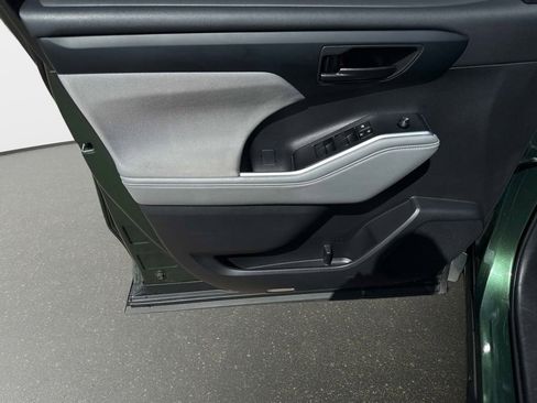 Used 2024 Toyota Highlander LE image 17