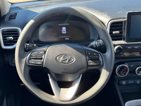 Used 2023 Hyundai Venue SE FWD image 19