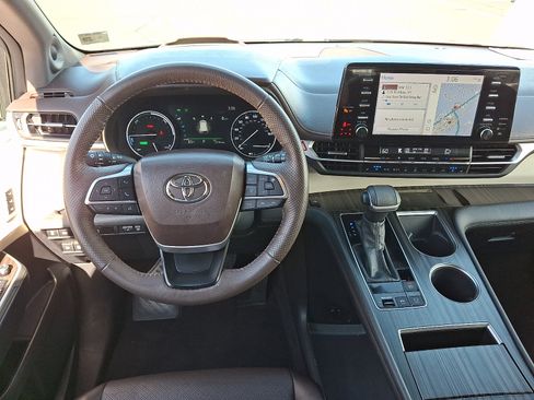 Used 2024 Toyota Sienna Platinum AWD/4WD image 14