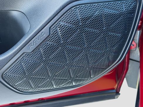 Used 2020 Toyota RAV4 LE image 22